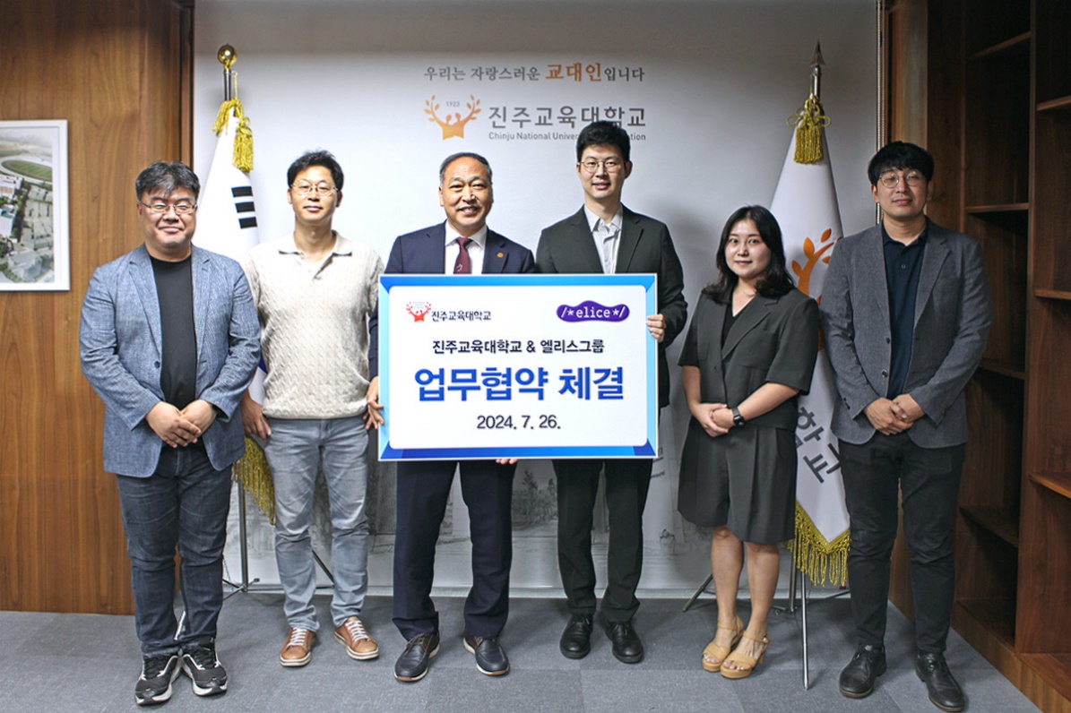 의류, 사람, 미소, 텍스트이(가) 표시된 사진
자동 생성된 설명