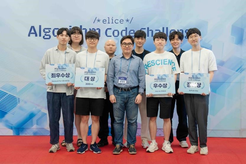 [사진 설명] 지난 7월 27일 엘리스랩 서울센터에서 열린 ‘알고리즘 코드 챌린지’ 수상자와 엘리스그룹 김수인CRO(앞줄 중앙).&nbsp;