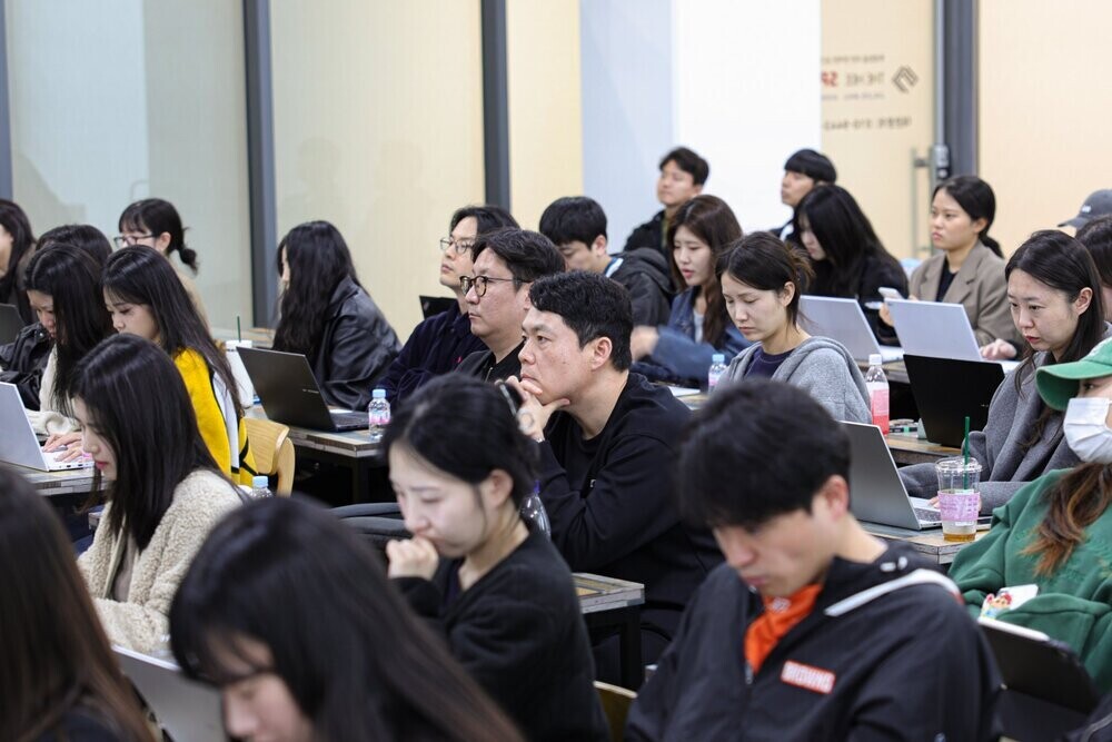 경청하는 팀원들
